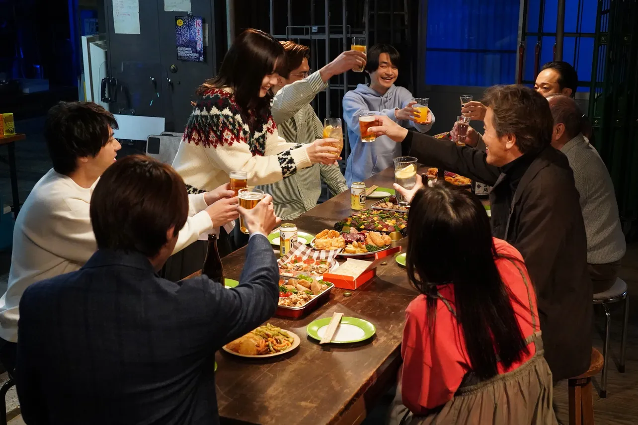 【写真】太陽(山田裕貴)の家族や従業員と食卓を囲む雨(永野芽郁)