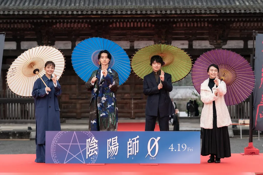 【写真】和風の雰囲気がカッコイイ…和傘を携え、印を結んだポーズをとる登壇者たち