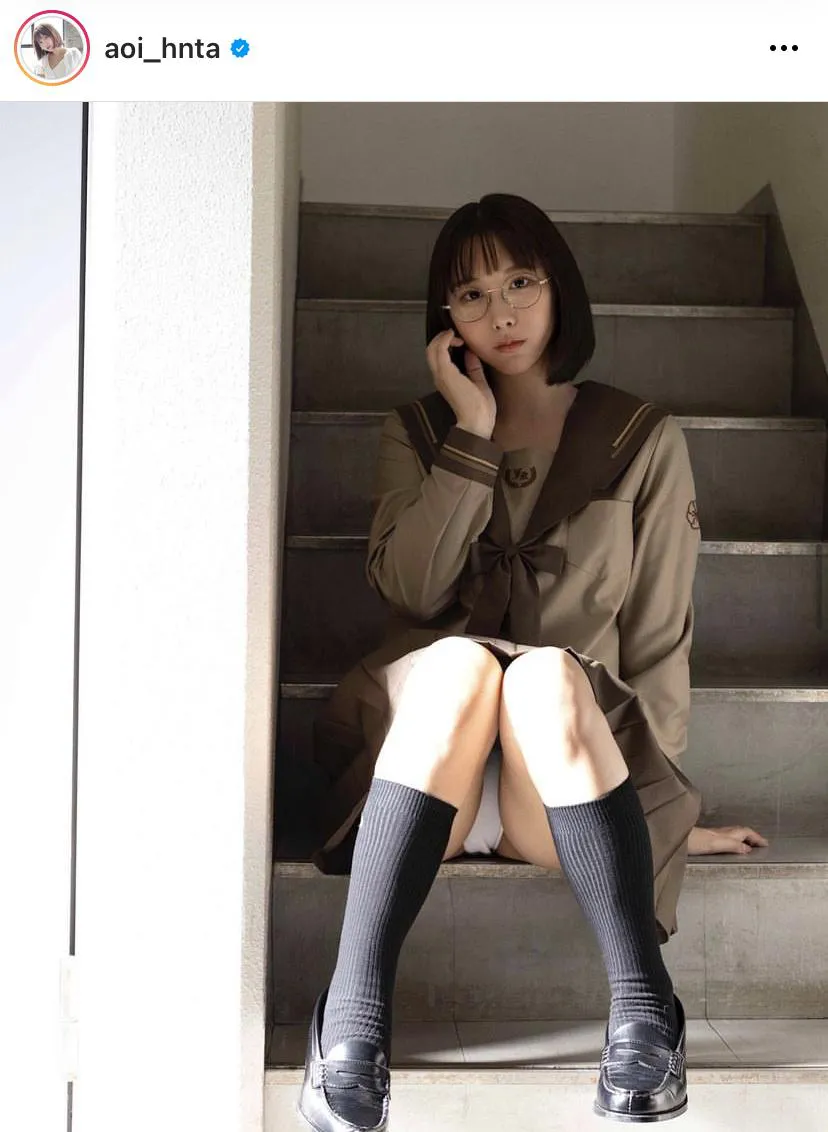 【写真】JK制服＆メガネ姿の日向葵衣、スカート無防備な姿を投稿