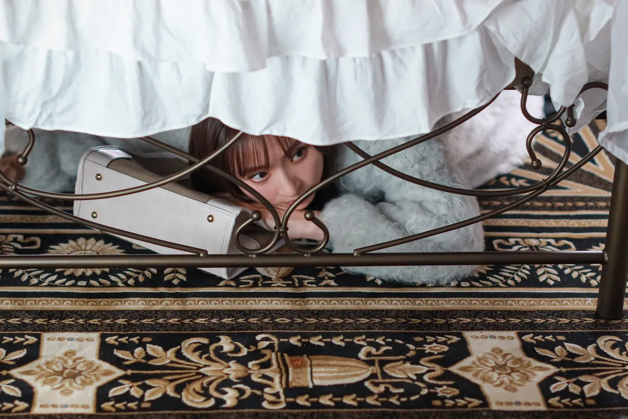 【写真】今度は篠田麻里子“綾香”が証拠集めのためベッドの下に…