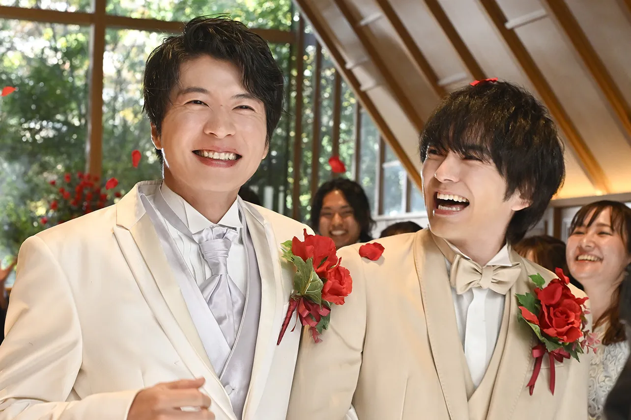 【写真】結婚式で幸せな笑顔をみせる春田と牧