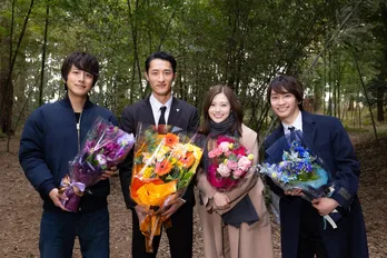 Snow Man・岩本照「僕にとって最高の任務でした！」白石麻衣、藤原丈一郎、溝端淳平と共に笑顔でクランクアップ＜恋する警護24時＞