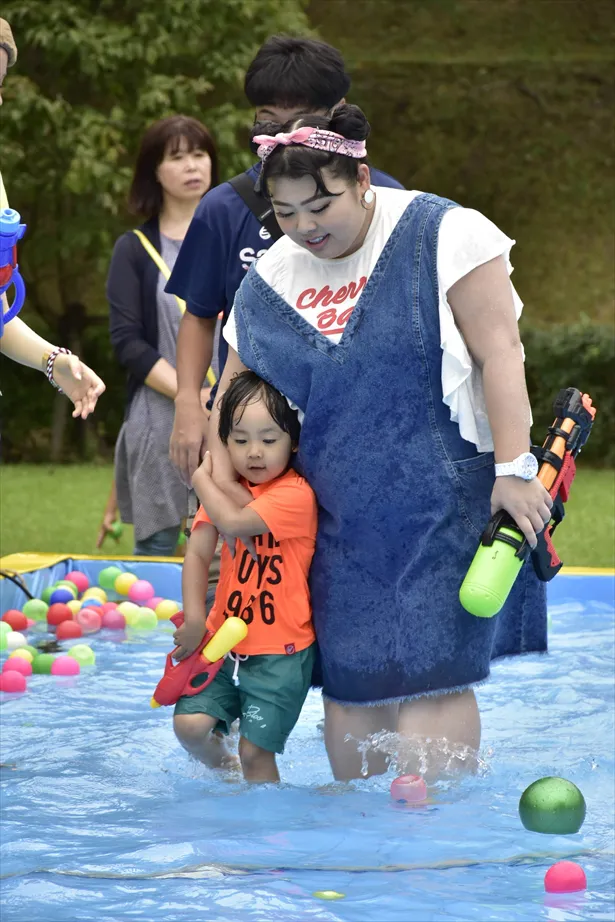 画像・写真 【カンナ＆麗音写真特集】プールで大ハシャギ!! 麗音の笑顔