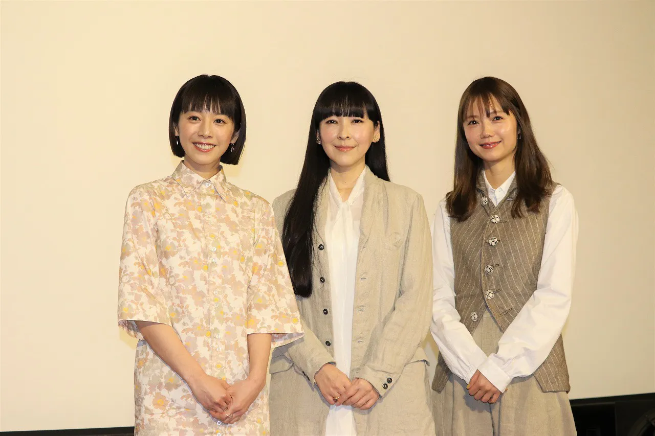 【写真】白やベージュを基調としたさわやかな衣装で登場した(左から)夏帆、麻生久美子、宮崎あおい