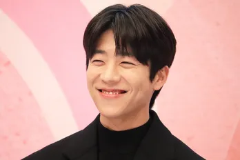 ちょこんと待機…チェ・ジョンヒョプ、膝を抱えて小さくなる姿に「脚が長いからできる座り方」＜Eye Love You＞