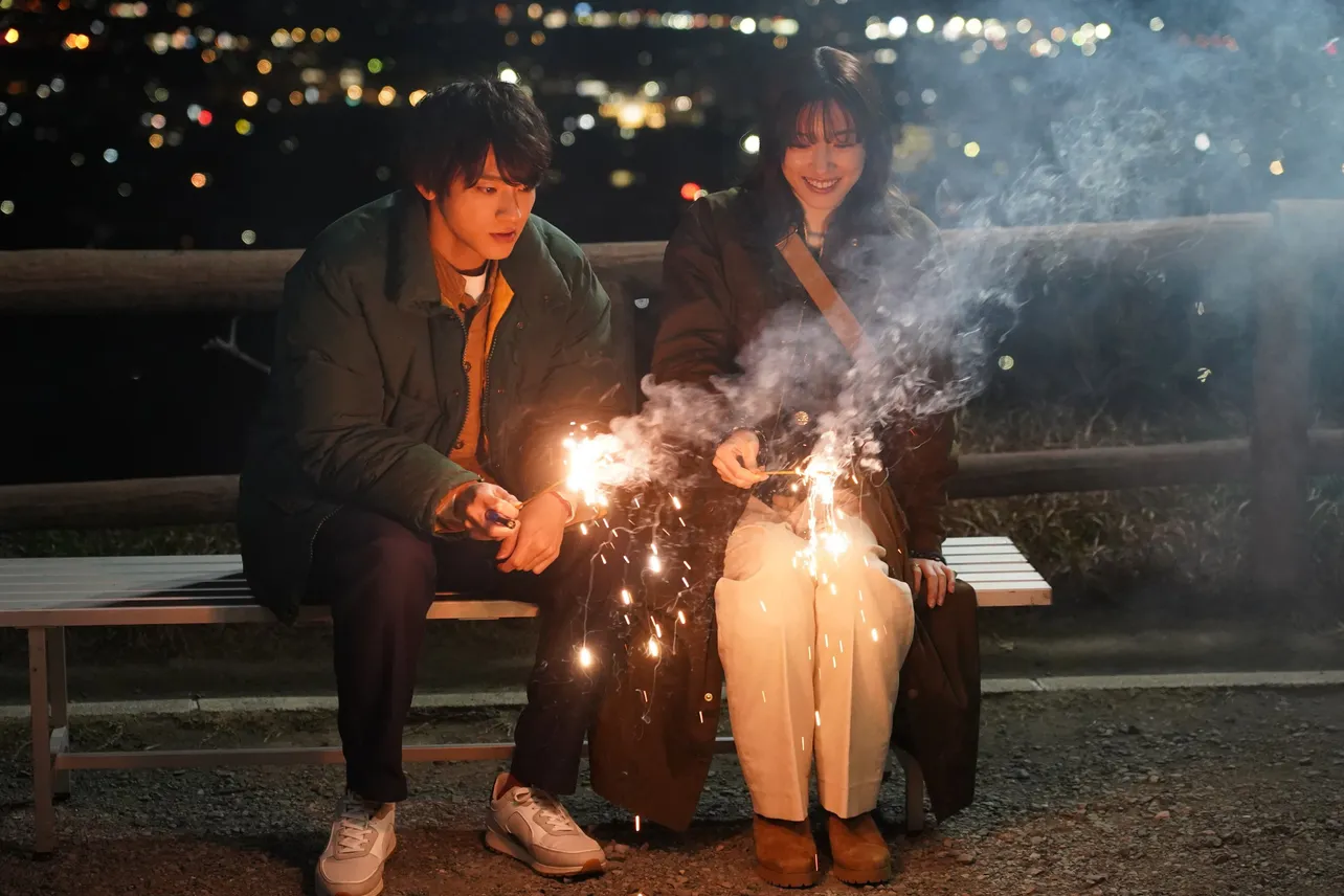 【写真】花火しながらプロポーズする太陽(山田裕貴)