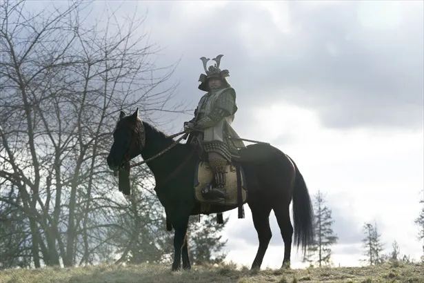 【写真】まさに“将軍”の風格…！真田広之“虎永”が甲冑姿で馬にまたがる「SHOGUN 将軍」より