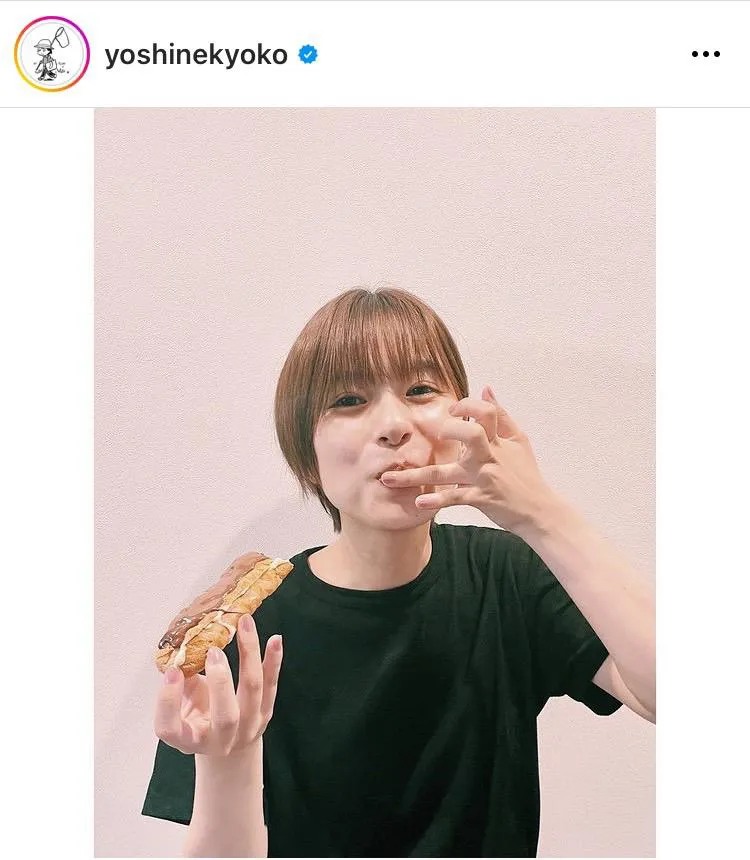 【写真】指をペロッ…芳根京子、恥ずかしそうに食べ物のかけらを舐めとる
