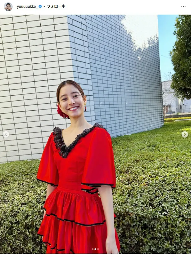  【写真】 新木優子、デコルテが輝くカルメン風衣装のオフショット