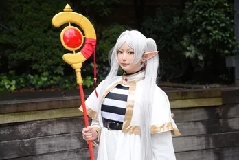 「葬送のフリーレン」コスプレイヤーのこだわり「先端が光る杖と“まろ眉”を忠実に再現しました」<acosta!>