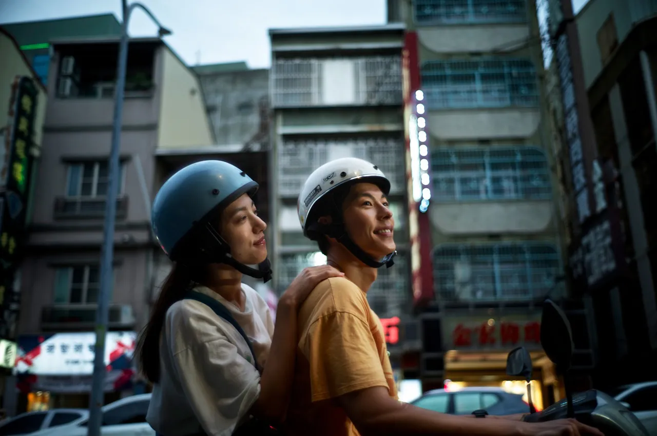 【写真】「青春18×2」ジミーとアミの距離がぐっと近づく“恋の始まり”を予感させる18年前の台湾