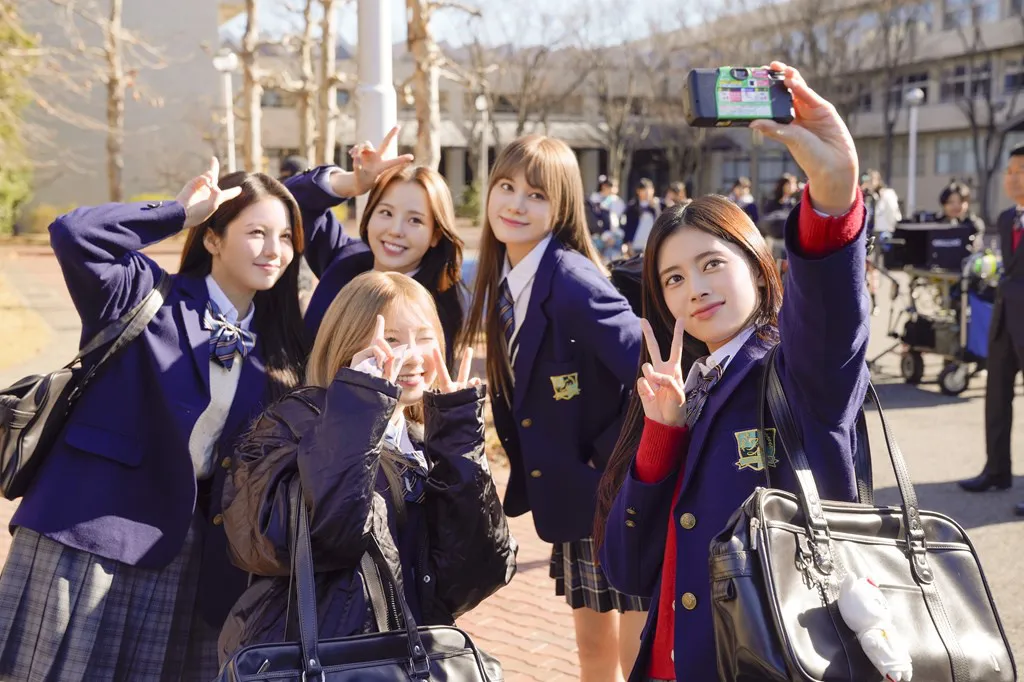 【写真】女子高校生になりきり、使い捨てカメラで自撮りをするNiziUメンバーたち