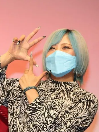 ぱーてぃーちゃん信子、櫻井健人とTikToker役でダブルピースのオフショットに「キャラがサイコー」と反響<不適切にもほどがある!>