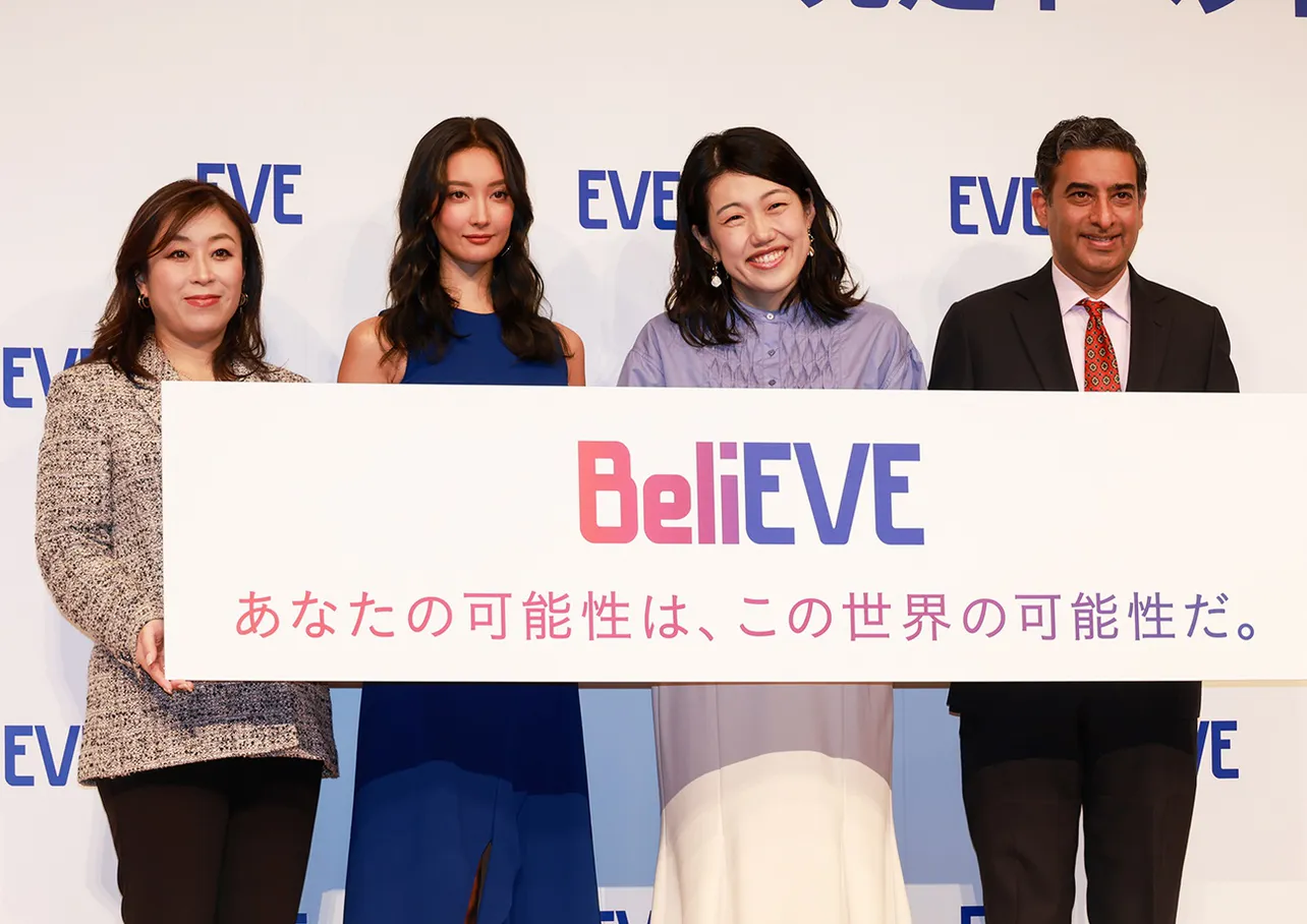 エスエス製薬のマーケティング統括本部長・元島陽子氏、菜々緒、横澤夏子、ニクヒレッシュ・カルラ代表取締役社長(写真左から)