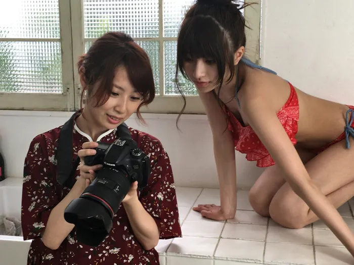 SKE48・高柳明音が、カメラマンとして莉音の水着グラビアを激写
