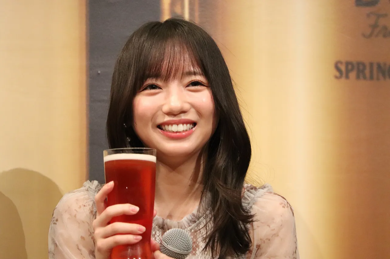 【写真】齊藤京子、ビールを手にキラッキラの笑顔がかわいすぎる！
