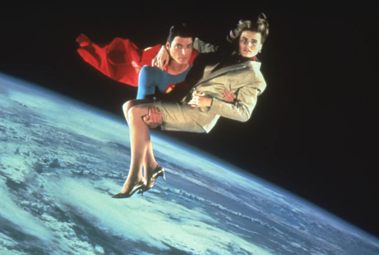 【写真】女性を抱え、宙を飛ぶ！ 『スーパーマンIV　最強の敵』から場面カット