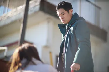 伊藤淳史“渉”、篠田麻里子“綾香”の行動を警戒「何か仕組まれてんじゃないかと」水野美紀“財田”は渉に自身の過去を明かす＜離婚しない男＞