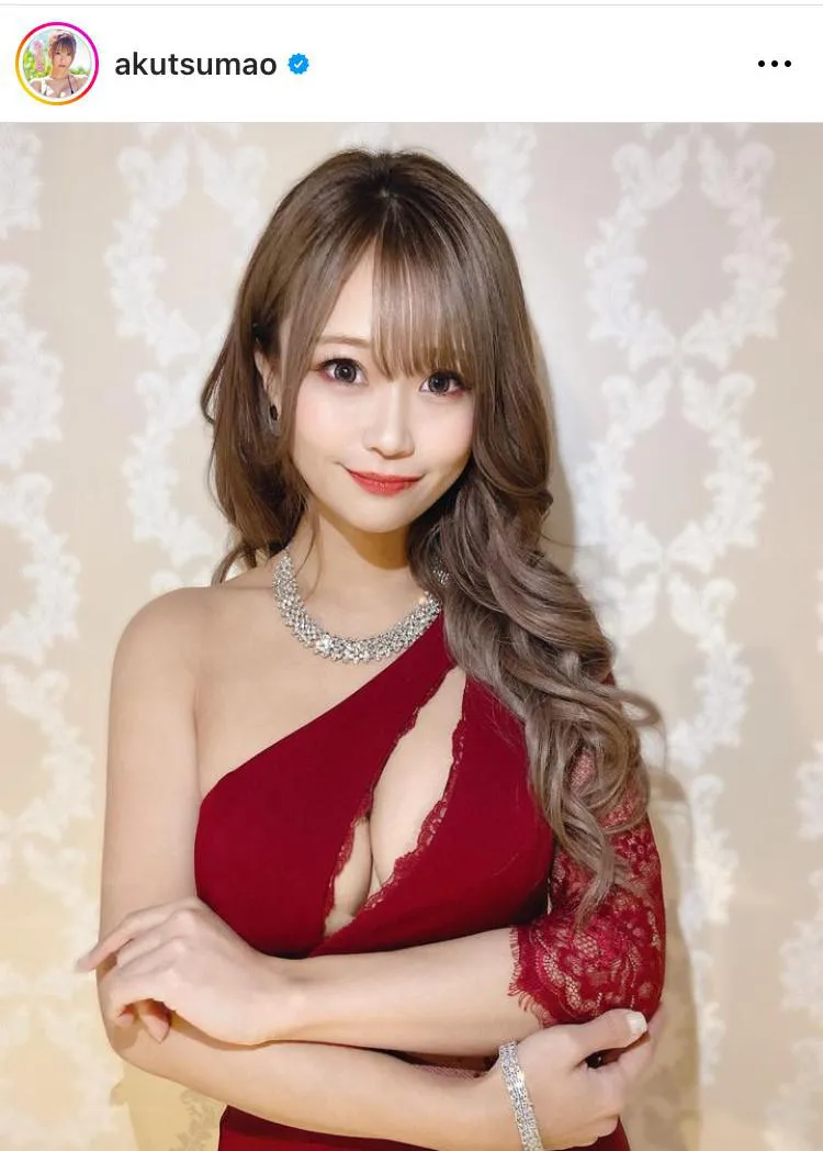 “乳がはみ出てる…”阿久津真央、美胸のところに斜めの穴が空いているドレスショット 