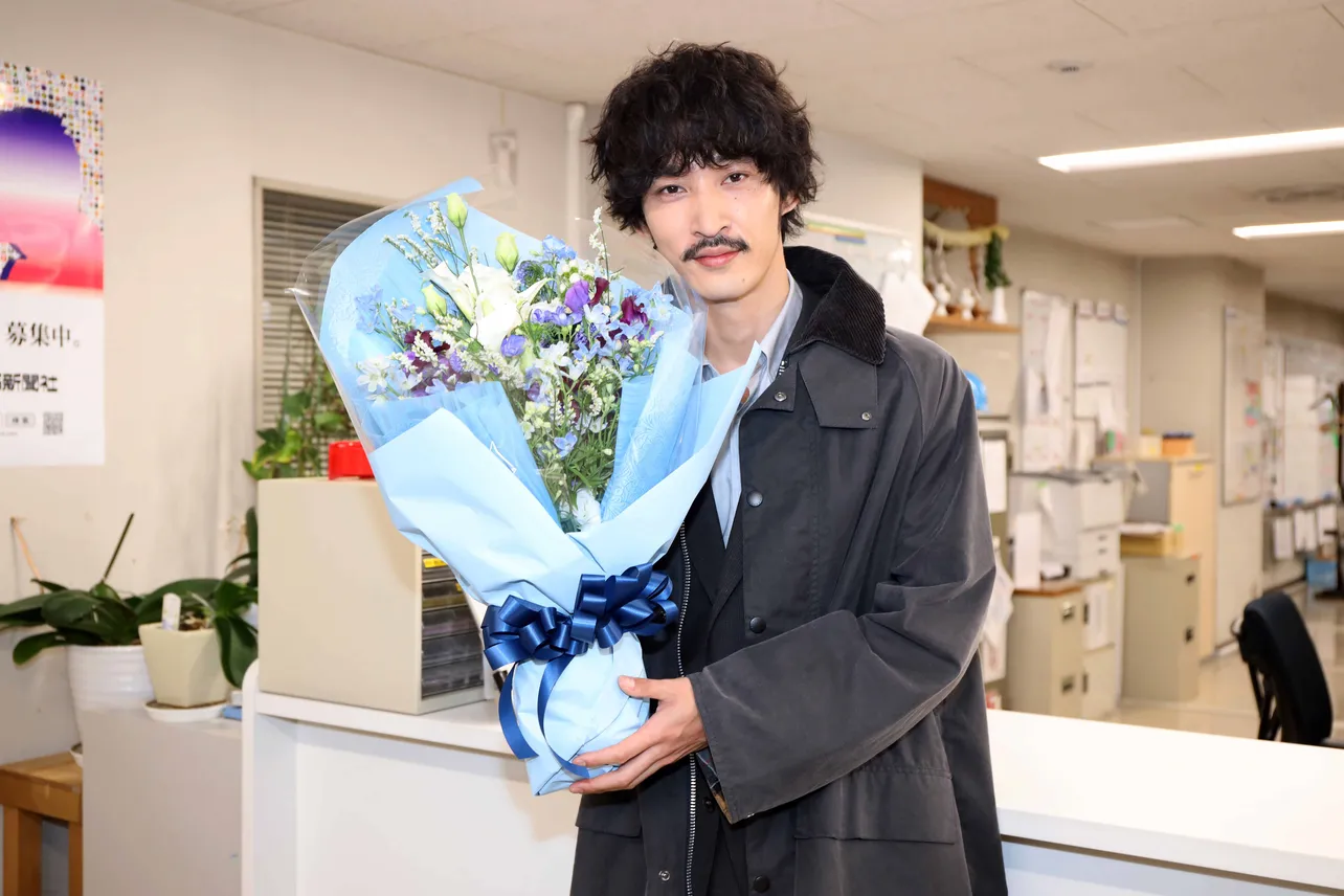 【写真】上杉柊平、大きな花束を抱えクランクアップ