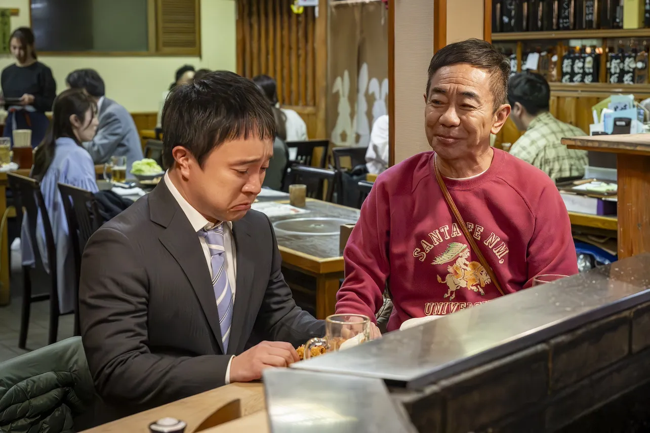 【写真】雅彦(木梨憲武)と一馬(濱田岳)が初めてのサシ飲みを