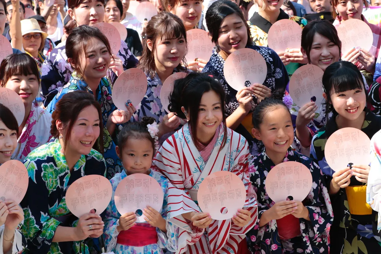 【写真を見る】倉木麻衣が幅広い世代の“浴衣美女”と美の共演！