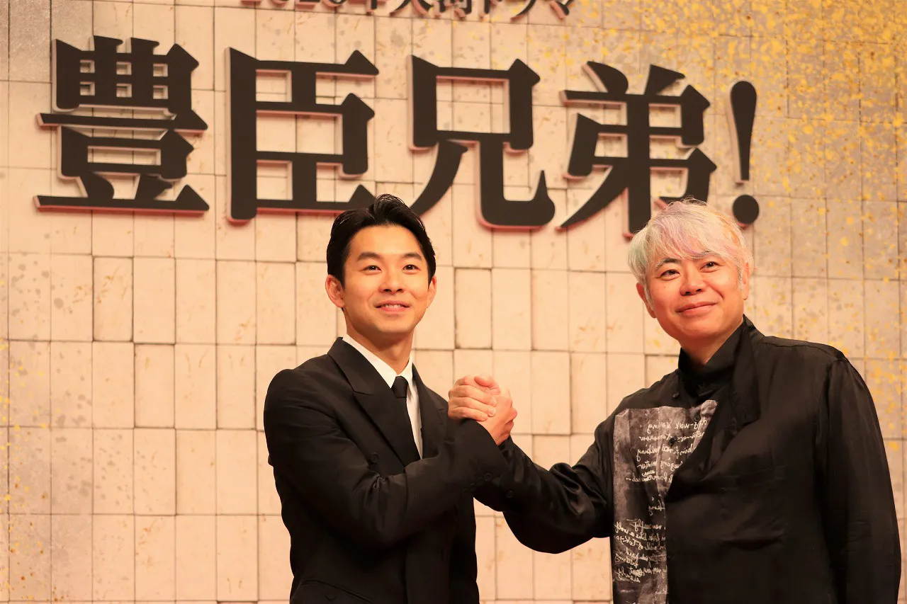 主演・仲野太賀と脚本・八津弘幸