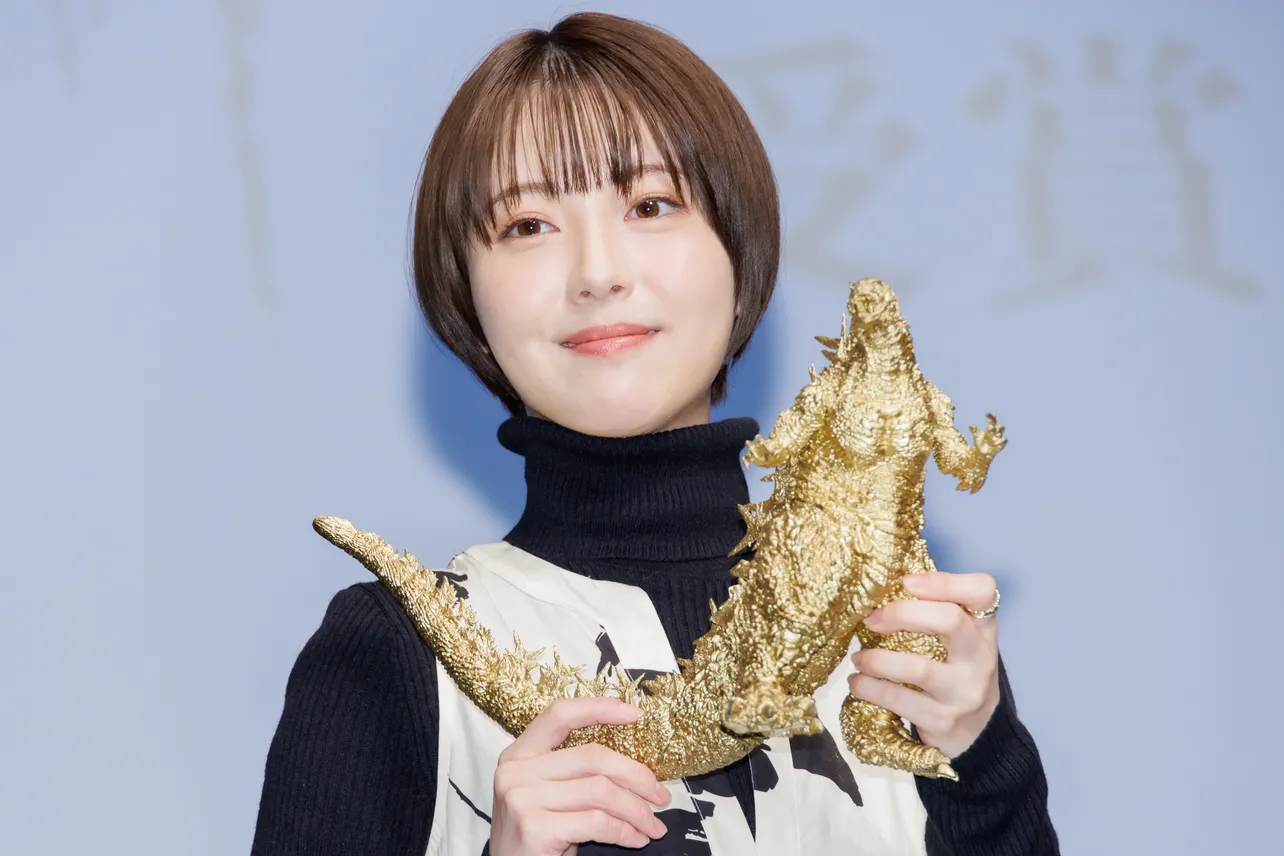 浜辺美波が「ゴジラ-1.0」アカデミー賞受賞記念記者会見にサプライズで登場