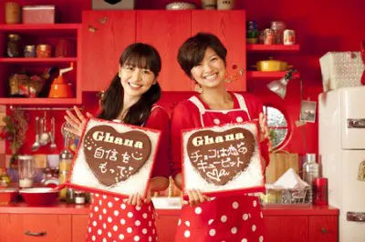 CM撮影後、ガーナチョコレート30枚分を溶かして作った大きなハート型チョコに、恋する女の子へのメッセージを書いて記念撮影。