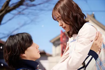 京本大我が田辺桃子を抱え上げる場面写真解禁 ホワイトデーのために撮り下ろしたティザー映像も<お迎え渋谷くん>