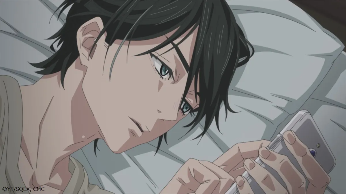 【写真】ベッドで横になりながら、黒沢(CV.鈴木崚汰)のことを考える安達(CV.小林千晃)