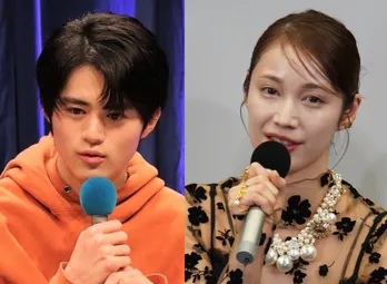 メリーゴーランドで白馬の“央士”様になる鈴鹿央士とあごに指をあてる中村ゆりかのショットに「かわいい」の声<闇バイト家族>