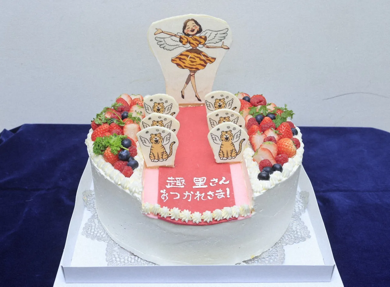 【写真】伊藤沙莉から趣里へ贈られた特製ケーキ