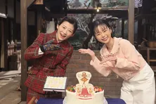 “朝ドラ”「ブギウギ」から「虎に翼」へ…趣里&伊藤沙莉がバトンタッチセレモニーでバトンパスとプレゼント交換を行う