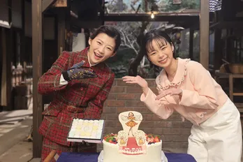 “朝ドラ”「ブギウギ」から「虎に翼」へ…趣里&伊藤沙莉がバトンタッチセレモニーでバトンパスとプレゼント交換を行う