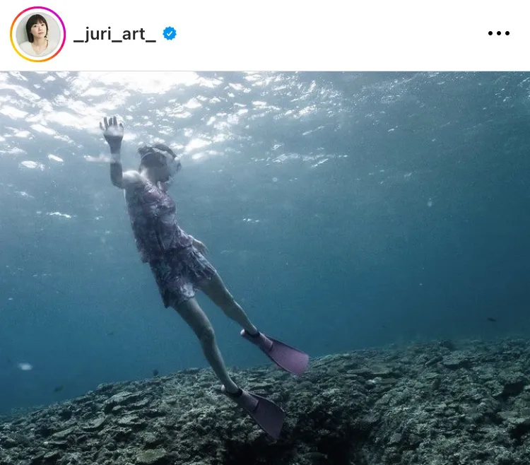 【写真】水中で美脚きわだつ…美しい海に潜るピンクの水着姿の上野樹里