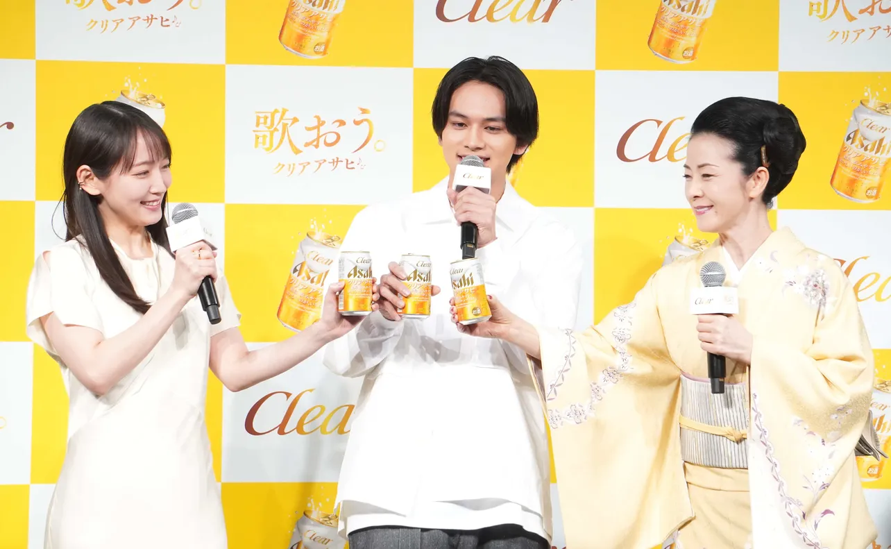 「クリアアサヒ」で乾杯する吉岡里帆、北村匠海、坂本冬美(写真左から)