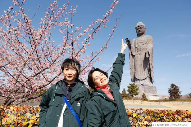 【写真】牛久大仏と記念写真を撮る内海光司と佐藤アツヒロ