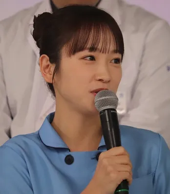 川栄李奈＆成海璃子、かわいすぎる制服ショットに「本当に姉妹みたい」「この写真幸せすぎる」＜となりのナースエイド＞