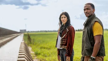 アンソニー・マッキー“ジョン”らがトラック集団「コンボイ」と遭遇…新たなミッションを頼まれる＜ツイステッド・メタル＞