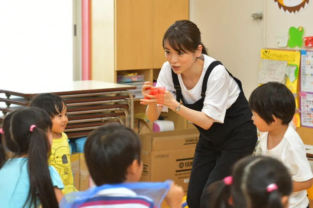 【写真を見る】“モグラ女子”泉演じる俊子のたわわな魅力で、カンナの愛息・麗音(川原瑛都)もメロメロに!?