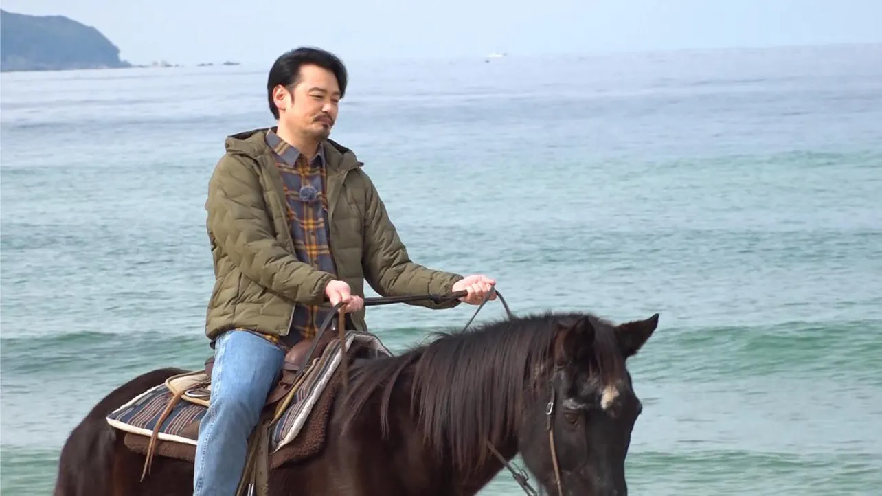 小田井涼平「ほぼやっていること暴れん坊将軍やで！」海辺の乗馬体験で大はしゃぎ