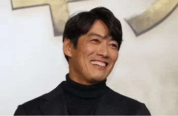 反町隆史“藤巻”、犬を抱きかかえる無邪気な笑顔にキュン…ほっこりショットに「癒しです」と反響<グレイトギフト>