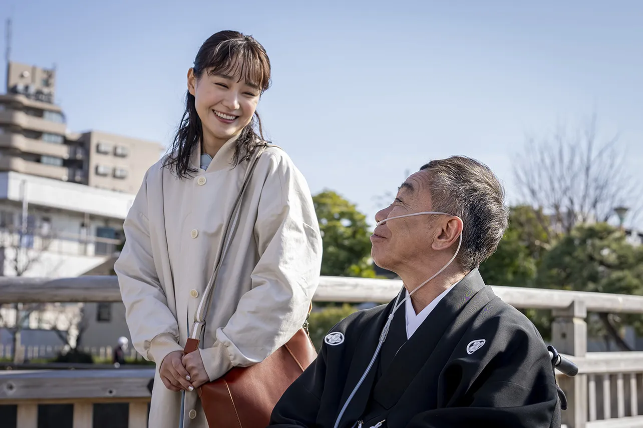 【写真】目を見て笑い合う瞳(奈緒)と雅彦(木梨憲武)