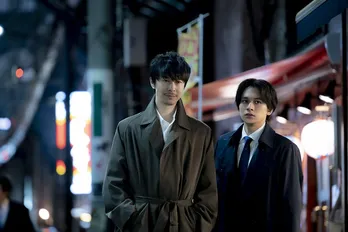 長谷川博己演じる謎めいた主人公の姿と、同僚弁護士役・北村匠海、堀田真由らの場面写真が解禁<アンチヒーロー>