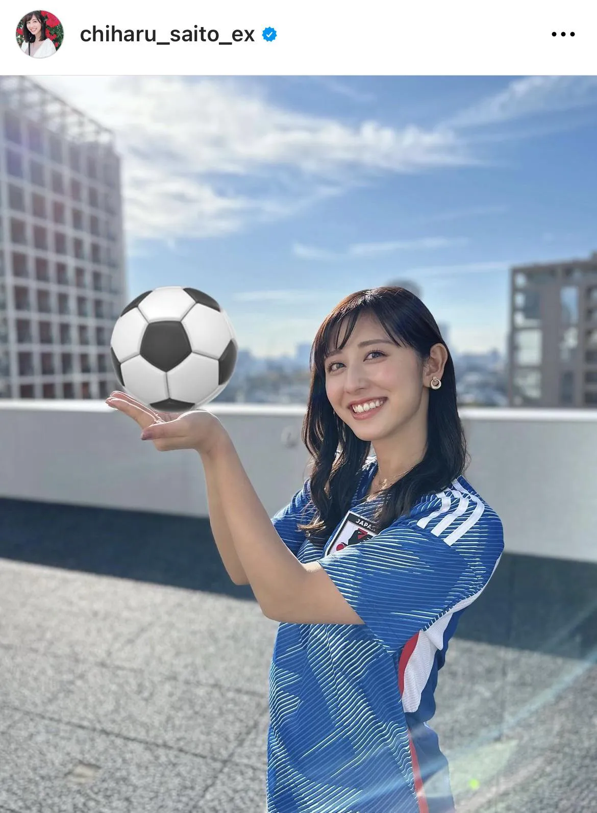 サッカーボールを持って笑顔を見せるユニフォーム姿の斎藤ちはるアナ