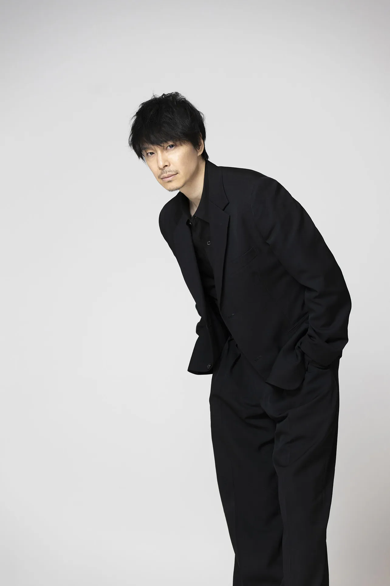 【写真】長谷川博己、抜群のスタイルでブラックスーツを着こなす