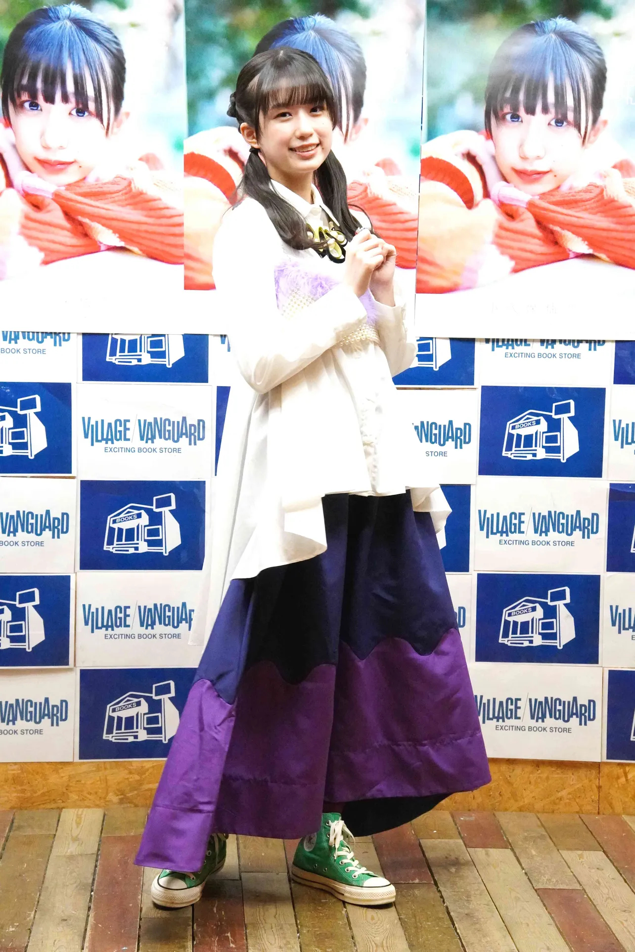 【写真】白のトップスと紫のスカート姿で登場する私立恵比寿中学・小久保柚乃