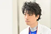 斎藤工がお茶目なヒーローに！キュートな被り物姿を公開