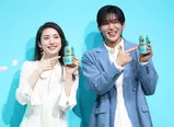【写真】天海祐希と目黒蓮が満面の笑みでビール缶を指差すツーショット
